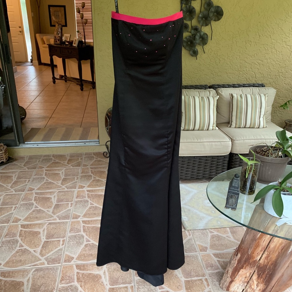 Hot pink & black formal gown 🔥 👄